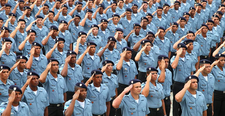 Humilhação, xingamentos e tortura marcam formação de policiais militares brasileiros