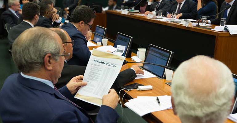 Comissão especial aprova distritão - mas não passa no plenário