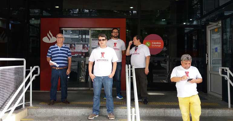 Bancários paralisam Santander em Santos e no Brasil