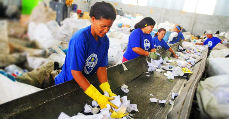 O trabalho com resíduos e o resíduo do trabalho: um olhar introdutório sobre as cooperativas de catadores de recicláveis