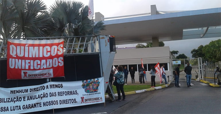 O trabalhadores dos Químicos Unificados de Cotia (SP) já estão nas fábricas dialogando com todas e todos neste Dia Nacional de Luta Contra o Fim da Aposentadoria!