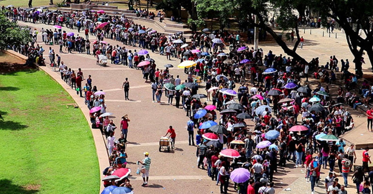 A cara da crise: milhares fazem filas em busca por emprego