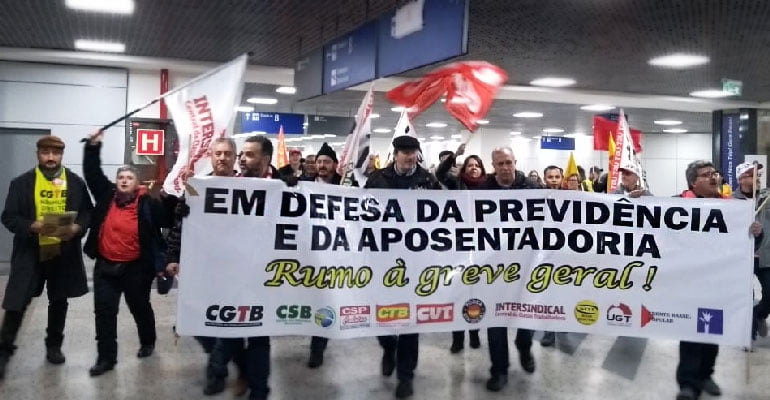 Centrais Sindicais realizam pressão em Deputados no Aeroporto de Porto Alegre
