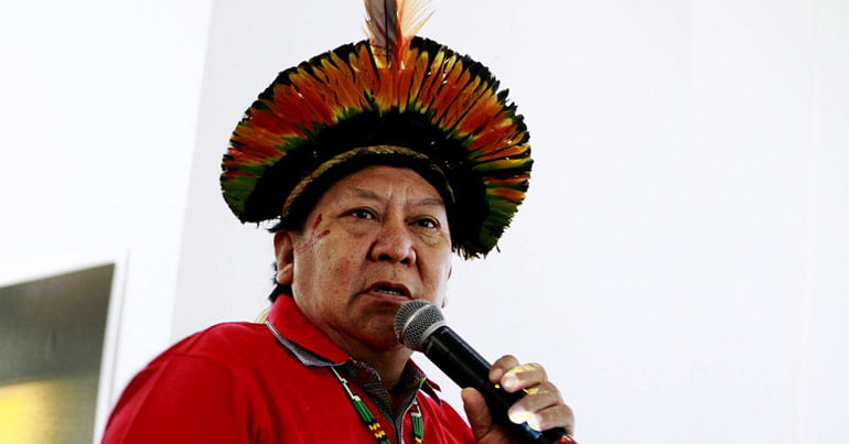 davi kopenawa, índio yanomami, indígena, homem com microfone, homem com camisa vermelha, homem falando no microfone