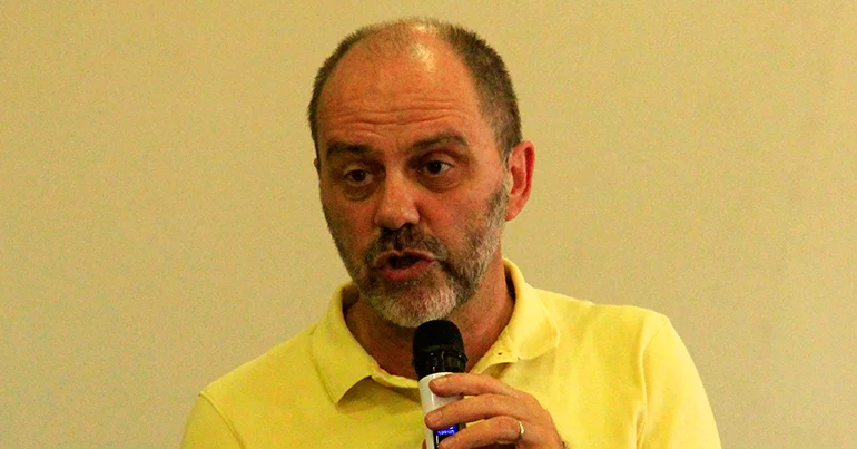 Clemente Ganz Lúcio, dieese, homem de camisa amarela falando ao microfone